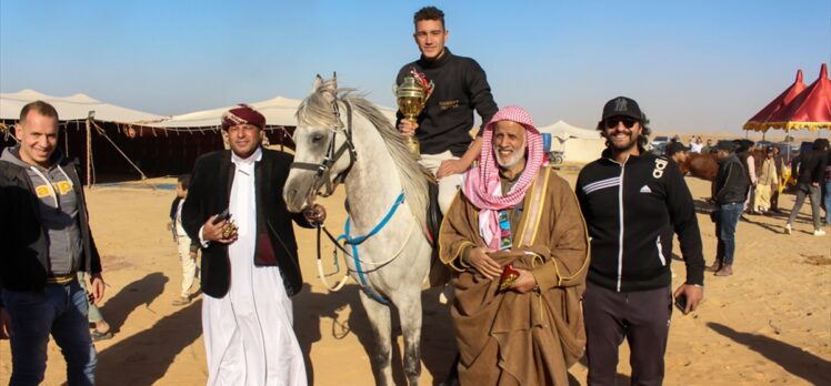 Mısır'daki “Arap kabileleri at yarışında” kupayı 12 yaşındaki jokey kaldırdı