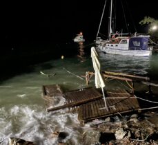 Muğla'da fırtına nedeniyle deniz taştı, tekne battı, iskeleler zarar gördü