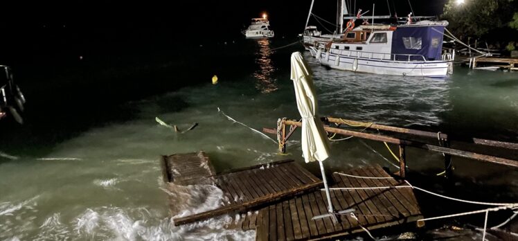 Muğla'da fırtına nedeniyle deniz taştı, tekne battı, iskeleler zarar gördü