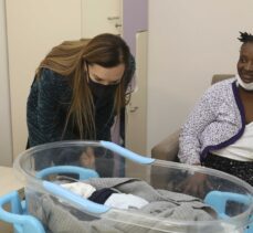 Rektör Nükhet Hotar'dan DEÜ Hastanesinde doğum yapan düzensiz göçmen annelere ziyaret