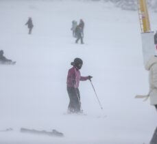 Sezonu yeni açan Uludağ'daki pistler kayak ve snowboard tutkunlarıyla doldu