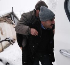 Sivas'ta bel fıtığı hastasının yardımına karla mücadele ekipleri yetişti