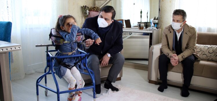 Uşak'ta 7 yaşındaki engelli kız yürüme robotuna kavuştu