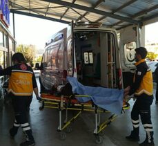 Adana'da devrilerek istinat duvarına çarpan otomobildeki 2 kişi yaralandı