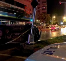 Adana'da otomobille polisten kaçmaya çalışan şüpheliler kaza yapınca yakalandı