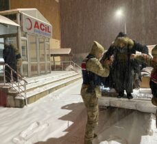 Adıyaman'da kar yağışı nedeniyle yolda mahsur kalan 10 kişiyi jandarma kurtardı