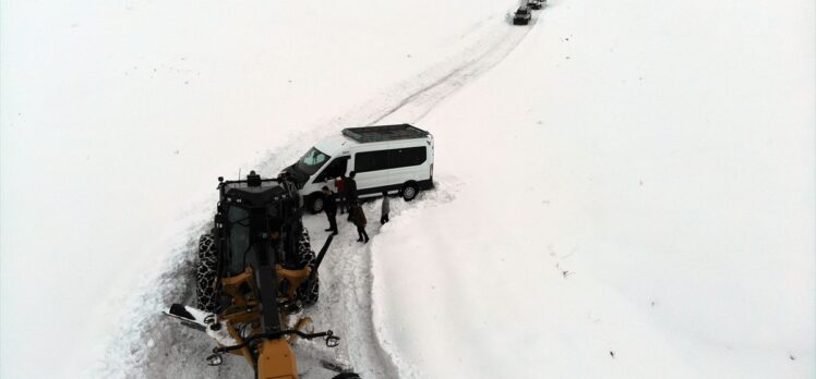 Ağrı'da kar ve tipi nedeniyle köy yolunda mahsur kalan 45 kişi kurtarıldı