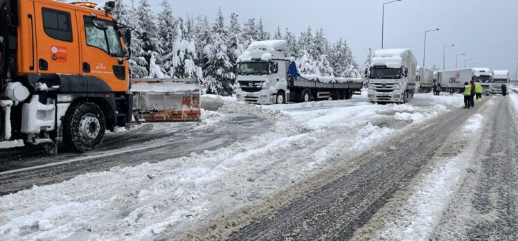 GÜNCELLEME – Anadolu Otoyolu'nun Bolu kesiminde kar nedeniyle ulaşıma kapanan Ankara yönü açıldı