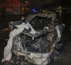 Ankara'da direğe çarptıktan sonra yanan otomobilin sürücüsü öldü