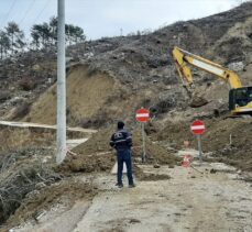 Antalya'da heyelan nedeniyle bir kısmı çöken kara yolu ulaşıma kapandı