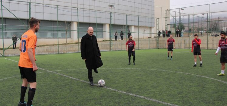 Bakan Soylu, Şırnak'taki futbol maçının başlama vuruşunu yaptı