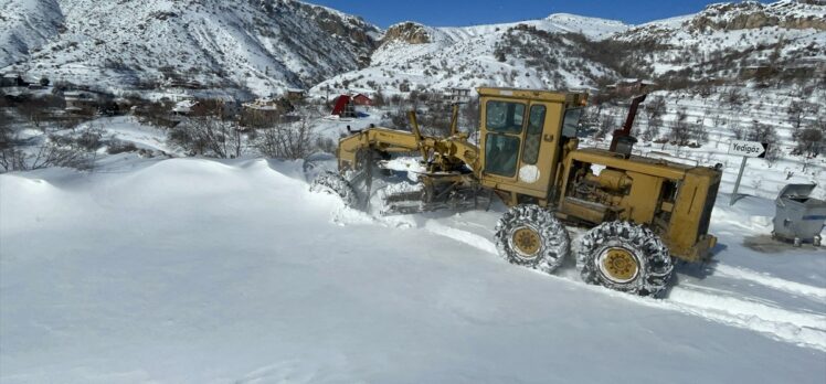 Bingöl, Elazığ ve Şırnak'ta kar yağışı nedeniyle 826 yerleşim yerine ulaşım sağlanamıyor