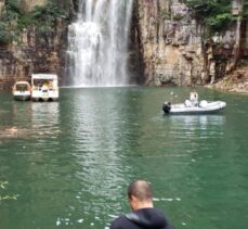 GÜNCELLEME – Brezilya'da turistlerin gezdiği teknelerin üzerine kaya düştü