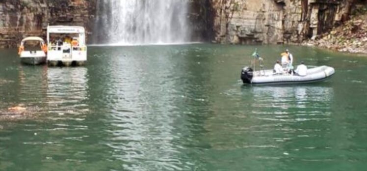 GÜNCELLEME – Brezilya'da turistlerin gezdiği teknelerin üzerine kaya düştü