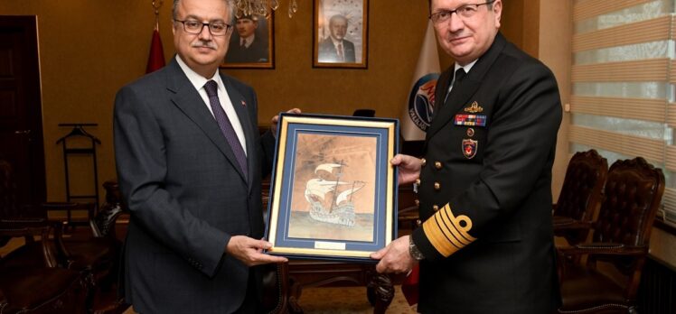Deniz Kuvvetleri Komutanı Oramiral Özbal, Mersin Valisi Su'yu ziyaret etti