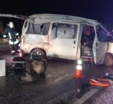 Denizli'de devrilen minibüsün sürücüsü hayatını kaybetti