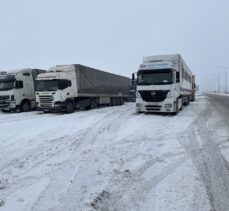Erzurum ile Erzincan'da kar yağışı nedeniyle 94 köy ve mahalle yolunda ulaşım sağlanamıyor