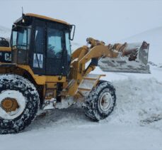 Erzurum'da yolu kardan kapanan mezrada fenalaşan hastanın imdadına ekipler yetişti