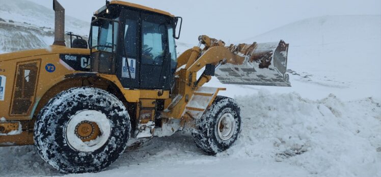 Erzurum'da yolu kardan kapanan mezrada fenalaşan hastanın imdadına ekipler yetişti