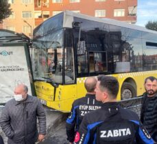 GÜNCELLEME – Eyüpsultan'da İETT otobüsü durağa çarptı