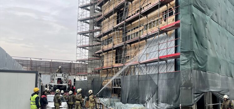 GÜNCELLEME – Fatih'te, restorasyon çalışması yapılan tarihi binada yangın çıktı