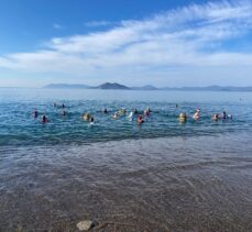 Fethiye'de bir grup yerleşik yabancı kostümlerle denize girdi