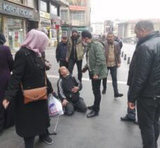 Gaziantep'te emekleyerek dilenen şahıs, zabıtayı görünce yürümeye başladı