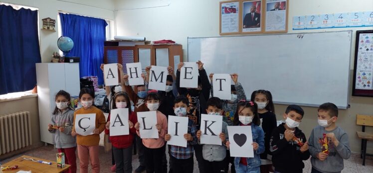 Gençlerbirliği, eski kaptanı Ahmet Çalık adına öğrencilere çikolata dağıttı