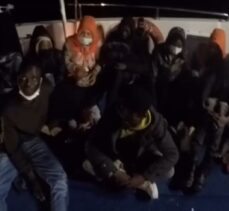 İzmir açıklarında Yunanistan unsurlarınca geri itilen 63 düzensiz göçmen kurtarıldı