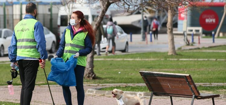 İzmir’de gönüllüler, depremde hayatını kaybeden ikizlerin anısına sahili temizledi