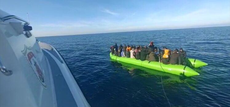 İzmir'de Yunanistan unsurlarınca geri itilen 318 düzensiz göçmen kurtarıldı