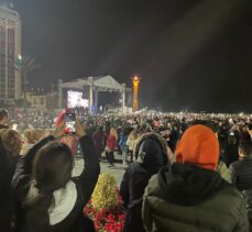 İzmirliler yeni yıla Cumhuriyet Meydanı'nda müzik eşliğinde girdi