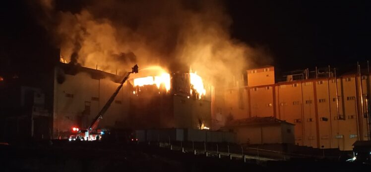 GÜNCELLEME 2 – Karaman'da bisküvi fabrikasında çıkan yangın kontrol altına alındı