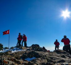 Karslı ve Iğdırlı dağcılar Sarıkamış şehitlerini Tekelti Dağı'nın zirvesinde andı
