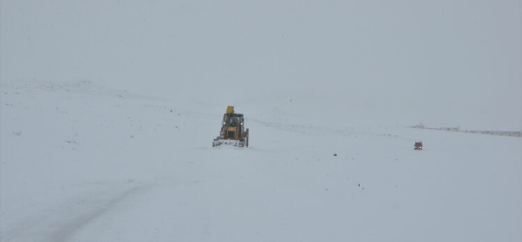 Kars'ta kar ve tipi yüzünden yolda mahsur kalan 2 öğretmen kurtarıldı