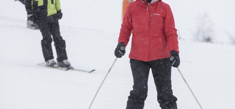 Kayakseverler yılın ilk gününde kayak merkezlerinde yoğunluk oluşturdu
