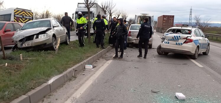 Manisa'daki trafik kazasında 1'i polis 2 kişi yaralandı