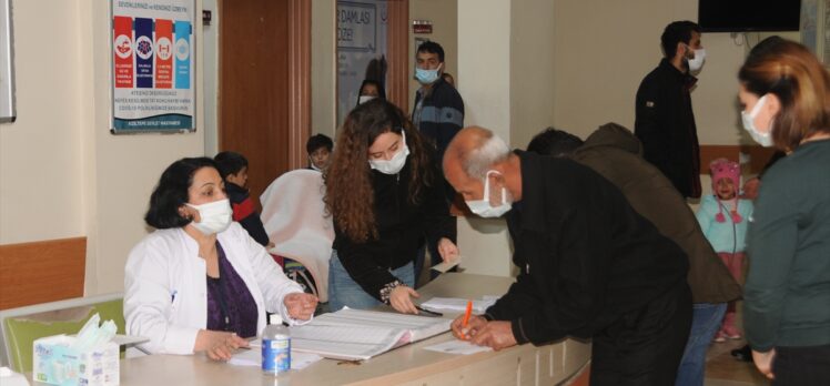 Mardin'de sağlık ekiplerinden 3 dilde aşı çağrısı
