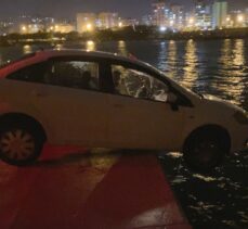 Mersin'de balıkçı barınağının iskelesinde askıda kalan otomobili itfaiye çıkardı
