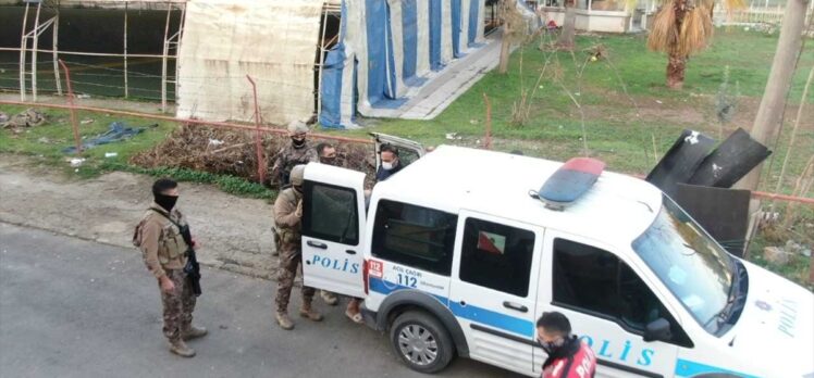 GÜNCELLEME – Mersin'de uyuşturucu satıcılarına yönelik operasyonda 38 zanlı yakalandı