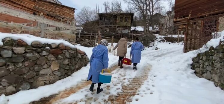 “Sağlık ordusu” karlı yolları aşarak Kovid-19 aşısı yapıyor