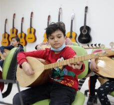 Sivas'ta “ozanlık geleneği” bağlama kursuyla çocuklara aktarılıyor