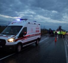 Uşak'ta hafif ticari araçla otomobil çarpıştı, bir kişi öldü, 4 kişi yaralandı