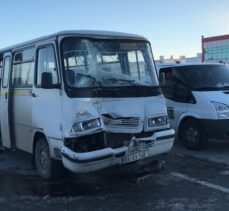 Uşak'ta işçileri taşıyan minibüsün tıra çarpması sonucu 4 kişi yaralandı
