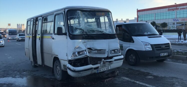 Uşak'ta işçileri taşıyan minibüsün tıra çarpması sonucu 4 kişi yaralandı