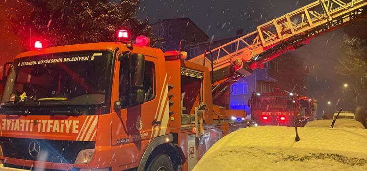 Üsküdar'da evin çatısında çıkan yangında dumandan etkilenen 2 kişi kurtarıldı