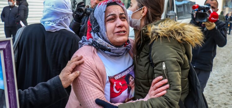Van'da ailelerin HDP İl Başkanlığı önünde yaptığı eyleme bir aile daha katıldı
