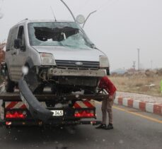 Van'da devrilen hafif ticari araçtaki 6 kişi yaralandı