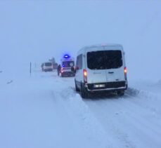 Van'da ekipler yolu kardan kapanan mahalledeki hamile kadın için seferber oldu