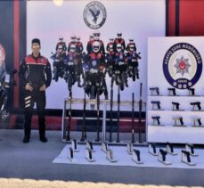 Adana'da polis denetimlerinde 116 ruhsatsız silah ele geçirildi